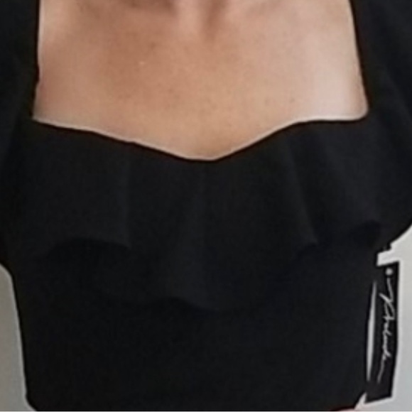 Beautiful Black Gown. Elegant, ruffled neckline. - Picture 2 of 4